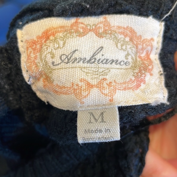 Cross-cross back detail black sweater - Picture 7 of 7